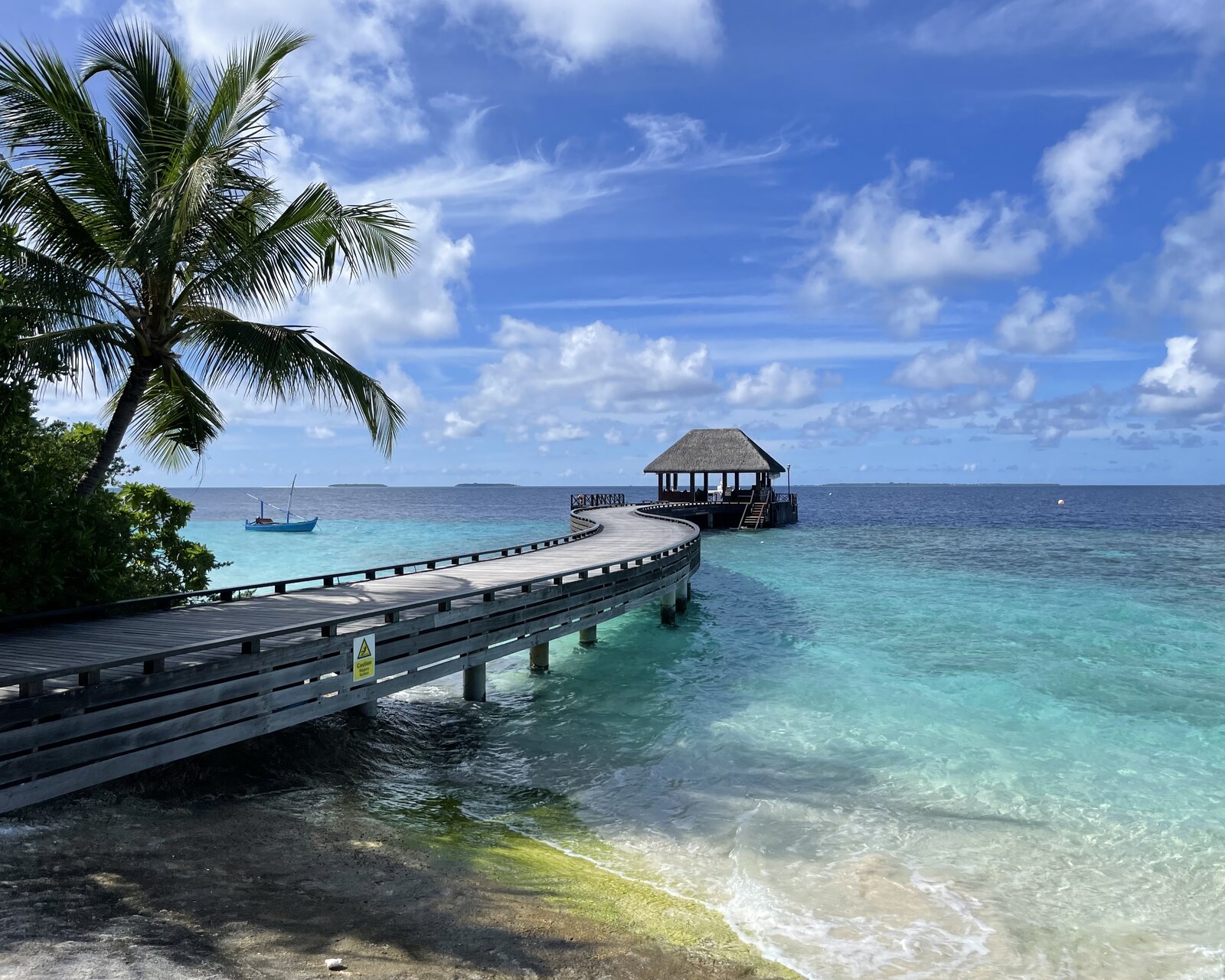 Overwater bungalow на Мальдівах у сонячний день